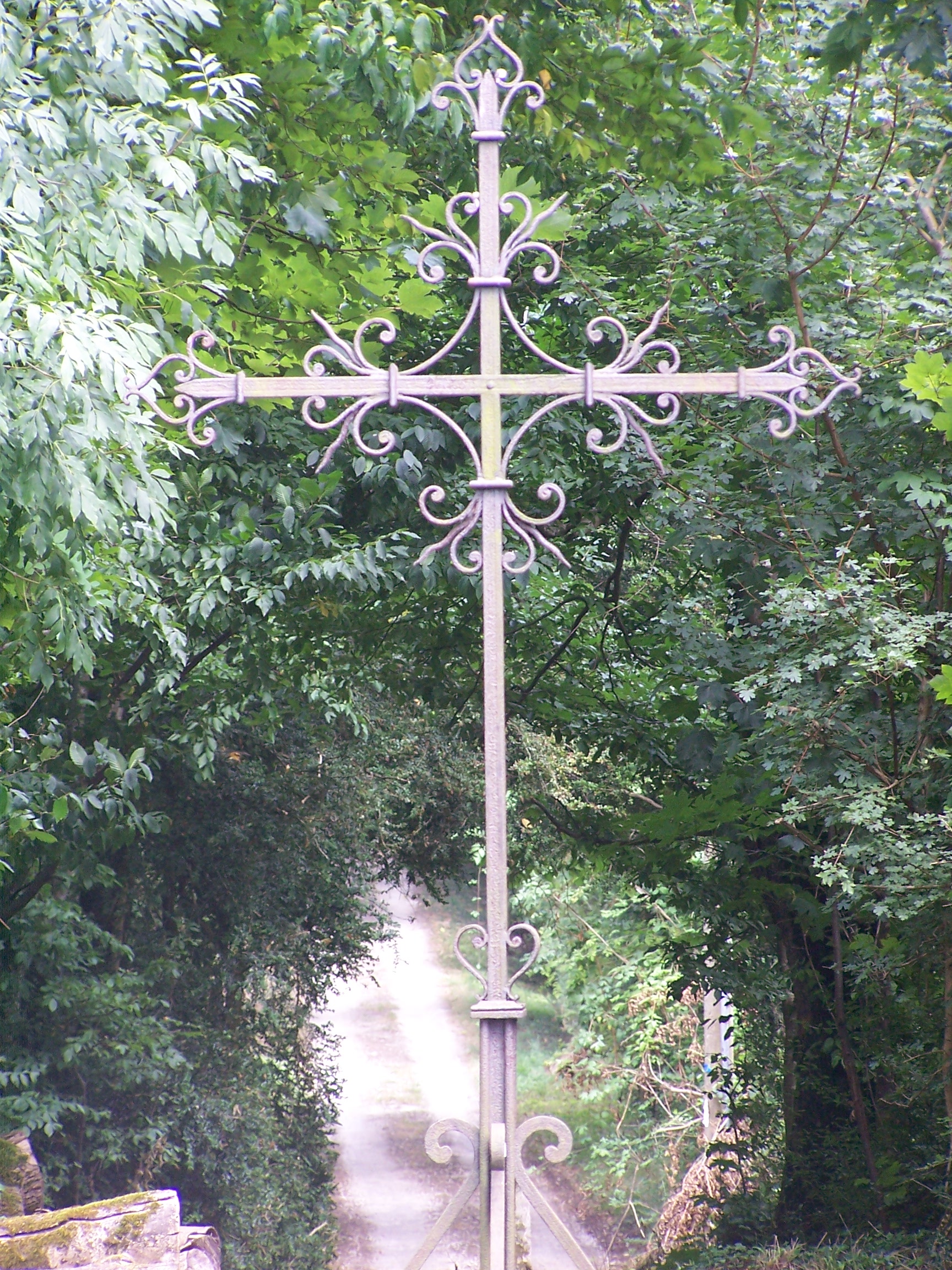 La croix du CorbierLe socle porte 1874, année probable de l'entrée dans les ordres d'Adélaïde Emma, soeur aînée de Franz de Silvestre. Nous l'avons retrouvée en piteux état, en bordure de N4, côté nord. La municipalité nous a aimablement permis de la récupérer. Elle a été restaurée et installée dans la maison familiale.
