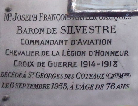 Plaque funéraire de Jacques de SilvestreCette plaque est à l'intérieur du caveau.
