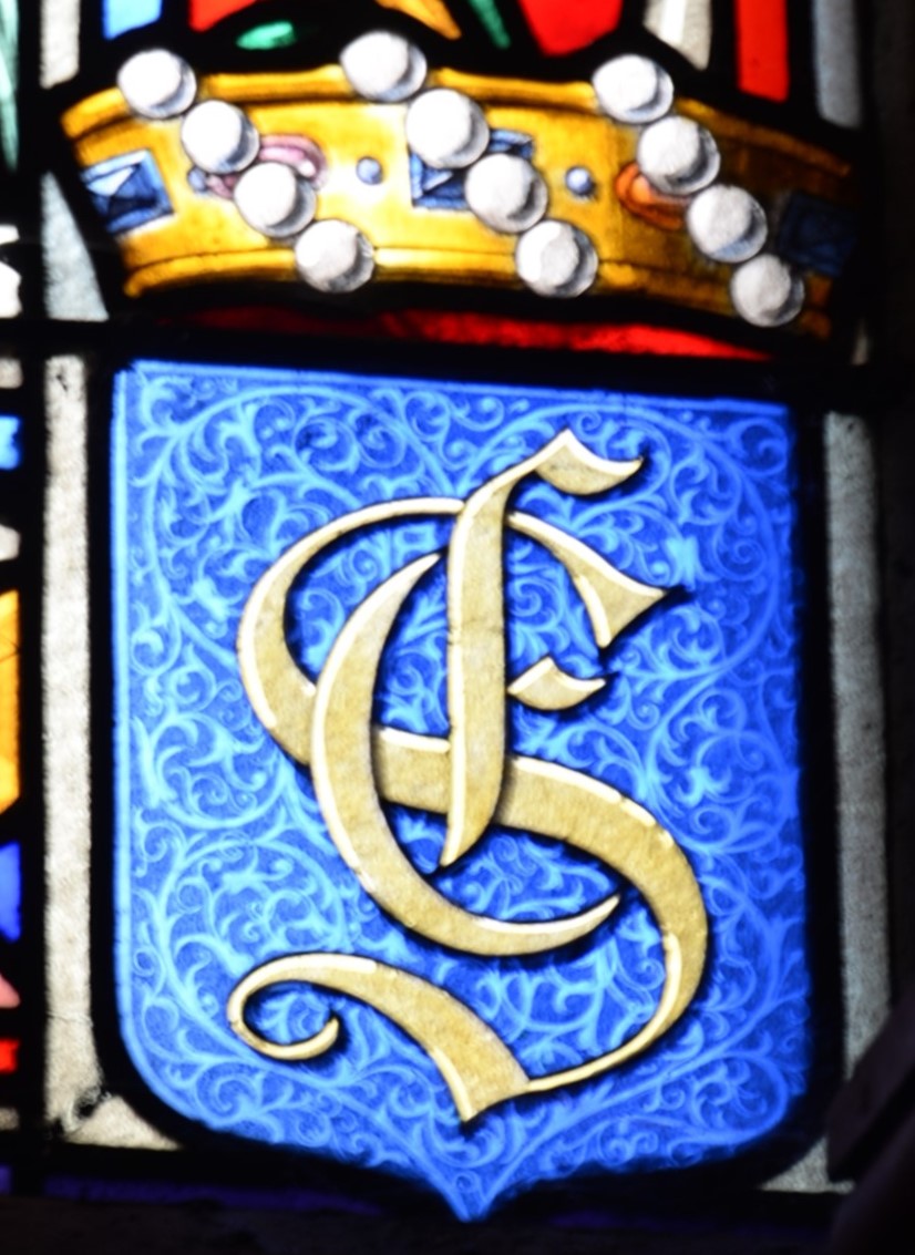 Vitrail Vierge à l'enfant et saint FrançoisDétail sur les InitialesÉglise de Jouy-le-Châtel - Repère 9Don de Édouard de SilvestreUn S (Silvestre) entrelacé d'un E (Édouard et Emma) et d'un F (Franz et Fanny)
