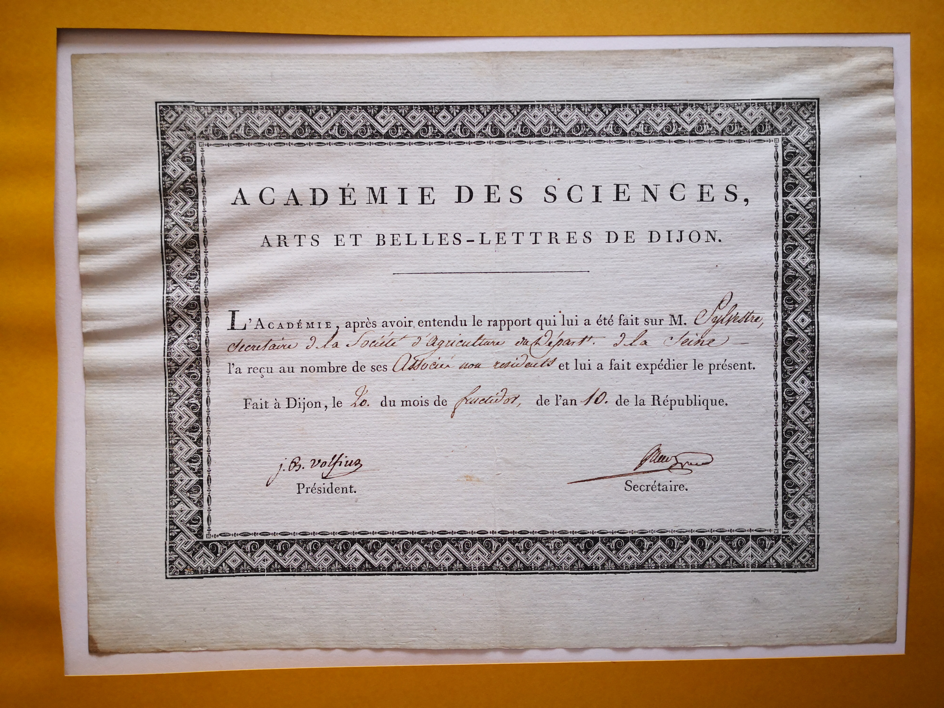  Diplôme d'associé résident de l'Académie des Sciences, Arts et Belles Lettres de Dijon décerné à Augustin-François de Silvestre - Document 1