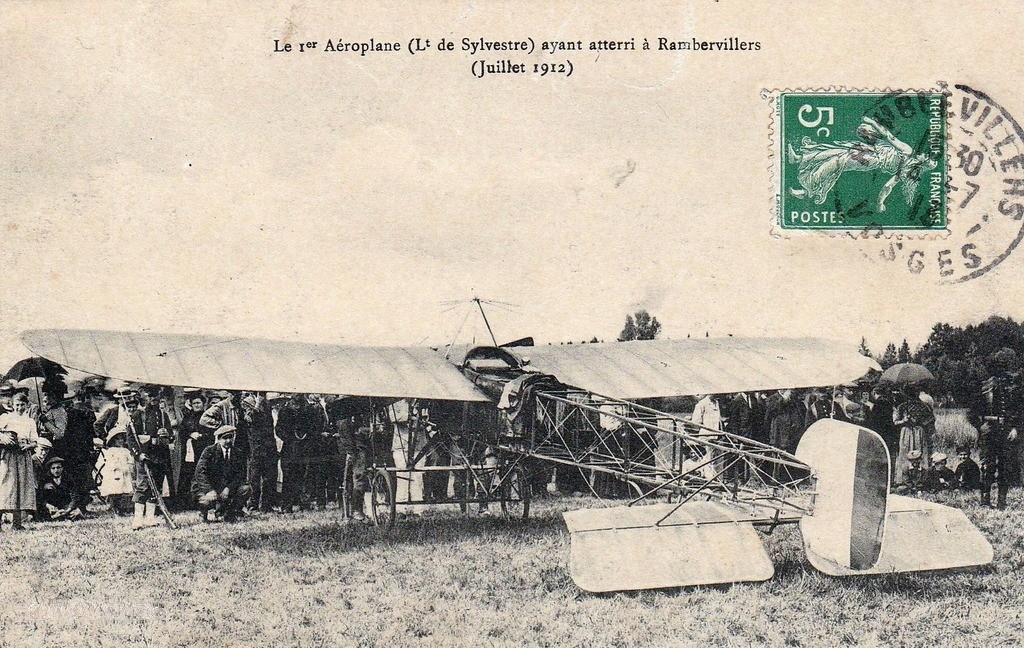 «Inauguration» du terrain de Rambervillers Le 24 juillet 1912 vers 6h30, le Lieutenant de Silvestre quitte Vittel pour effectuer une mission de reconnaissance au-dessus de la région de Rambervillers. À la suite d'une panne, il doit atterrir dans un champ entre Bult et Padoux devenant ainsi, bien malgré lui, le premier aviateur ayant atterri à Rambervillers.L'événement attire une foule de curieux et, pendant que le mécanicien s'affaire sur le moteur, la troupe maintient les curieux à bonne distance de l'appareil.