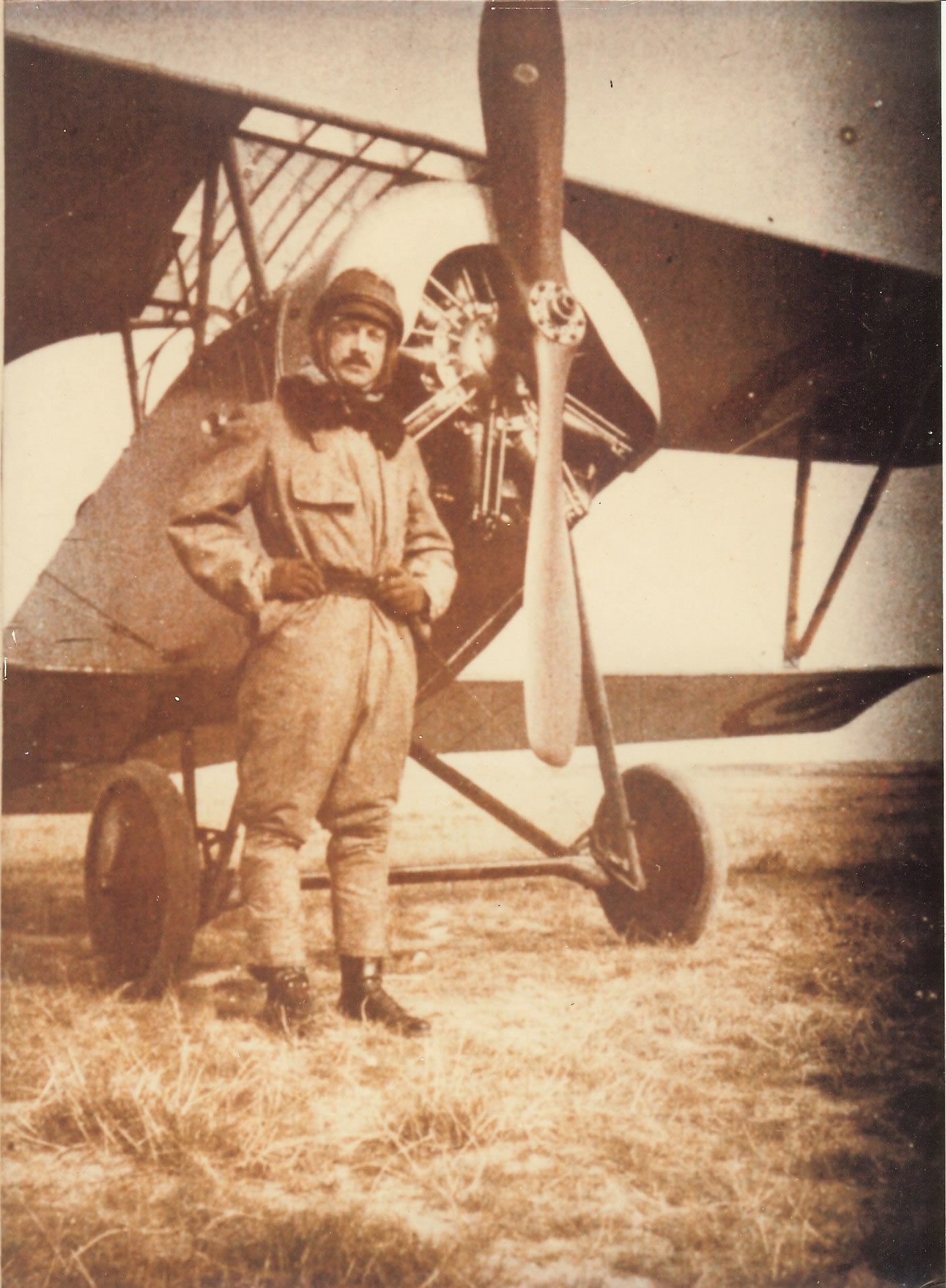 Jacques de Silvestre devant un Nieuport XII Il fut pilote et commandant de l'escadrille N 68 du 23 septembre 1915 au 6 juin 1916
