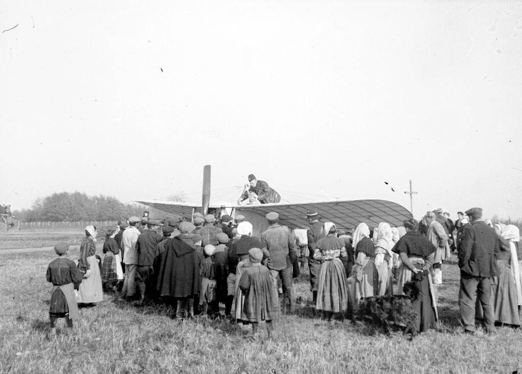 Pontlevoy en 1911.Lors des grandes manoeuvres de l'Ouest, dans la campagne Tourangelle la foule contemple le Blériot de Jacques de Silvestre en panne.